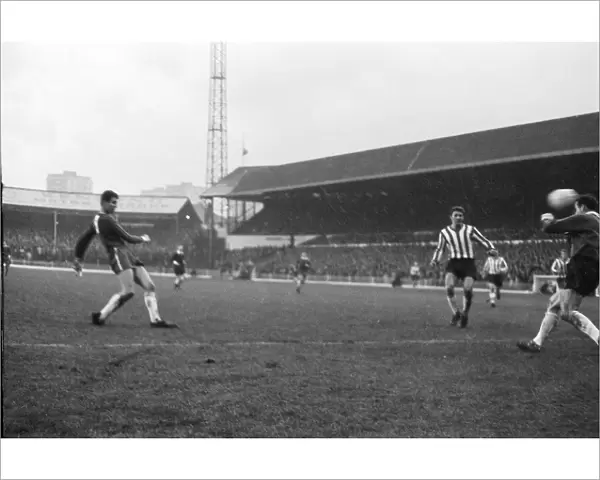 Football - 1965  /  1966 First Division - Sheffield United 1 Chelsea 2 Peter Osgood