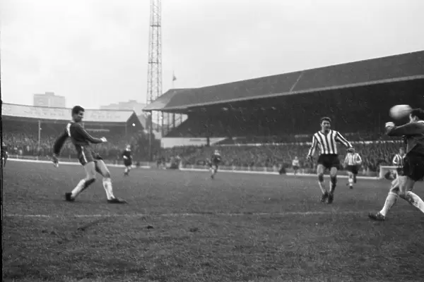 Football - 1965  /  1966 First Division - Sheffield United 1 Chelsea 2 Peter Osgood