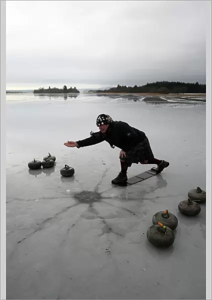 Curling The Lake of Menteith - cracks appearing