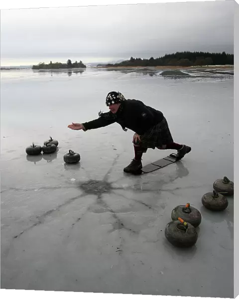 Curling The Lake of Menteith - cracks appearing