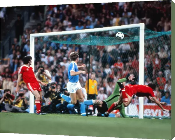 Trevor Francis heads the winning goal into the roof of the net, 1979 European Cup Final