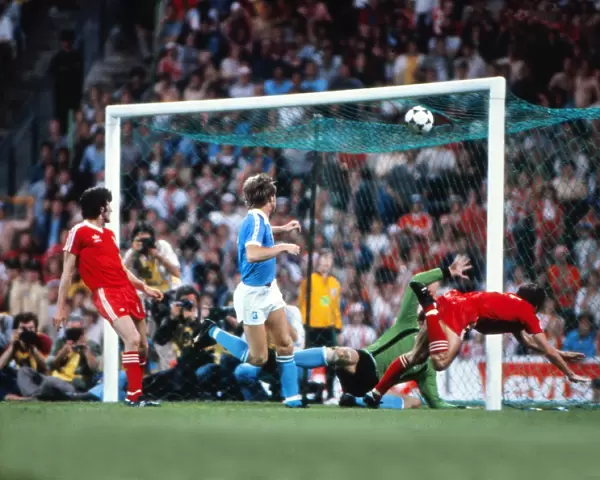 Trevor Francis heads the winning goal into the roof of the net, 1979 European Cup Final