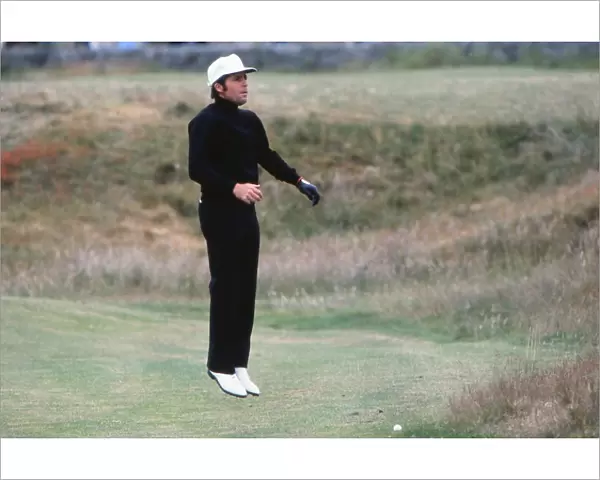 Gary Player jumps to get a better view of the green at St Andrews