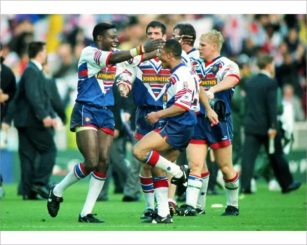 Great Britains Martin Offiah (left) and Jason Robison celebrate at the end of the game
