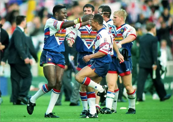 Great Britains Martin Offiah (left) and Jason Robison celebrate at the end of the game