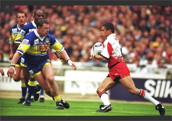 Wigans Jason Robinson takes on Leeds Garry Schofield in the 1995 Challenge Cup Final