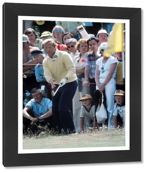 Jack Nicklaus chips during the final round of the 1977 Open