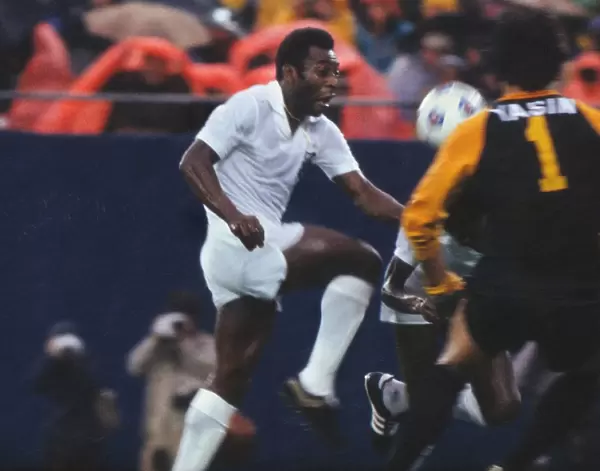 Pele playing for Santos in his farewell game in 1977