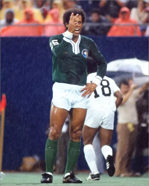 Carlos Alberto playing for the Cosmos in 1977