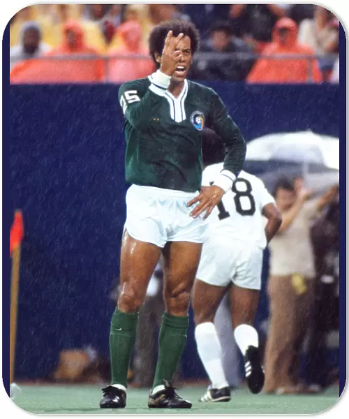 Carlos Alberto playing for the Cosmos in 1977