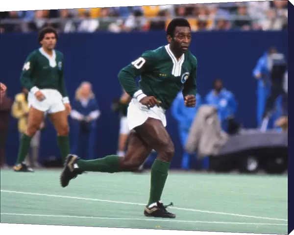 Pele plays for the Cosmos in his farewell game in 1977