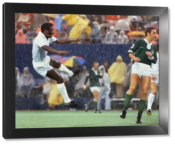 Pele strikes a shot for Santos in his final game