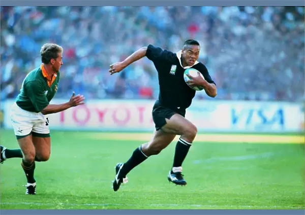 Jonah Lomu runs with the ball during the 1995 RWC Final