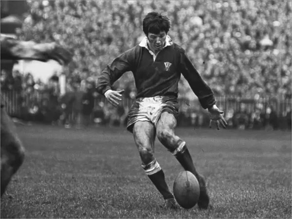 Barry John in perfect balance while drop kicking - 1971 Five Nations