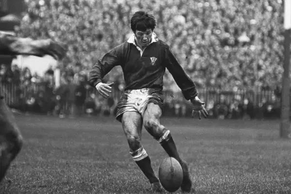 Barry John in perfect balance while drop kicking - 1971 Five Nations