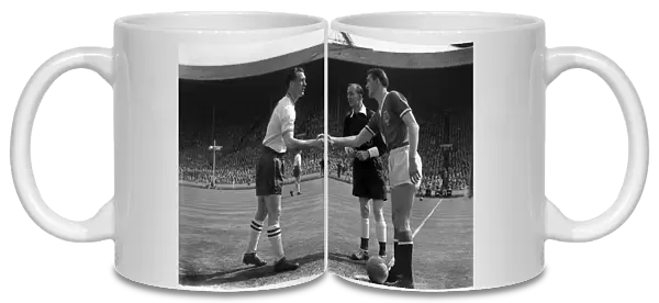 Nat Lofthouse & Bill Foulkes shake hands before the 1958 FA Cup Final