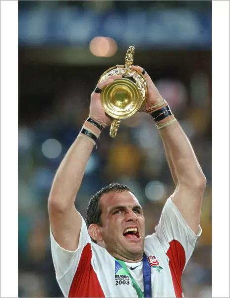 Martin Johnson lifts the rugby World Cup
