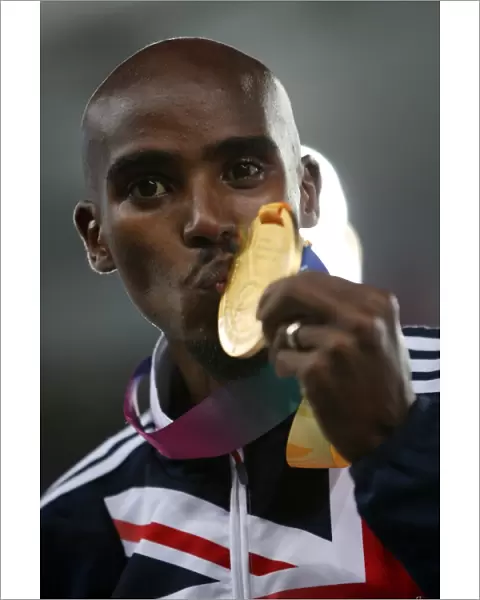 Mo Farah kisses his 5000m gold medal