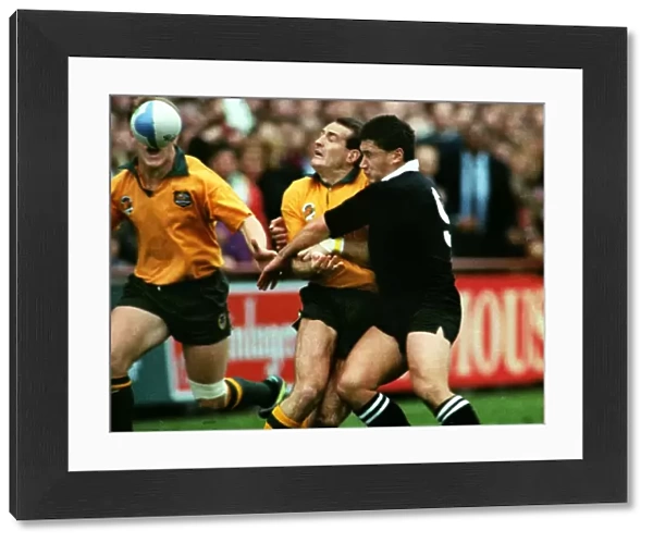 David Campese gives his brilliant blind-pass to Tim Horan in the 1991 Rugby World Cup Semi-final