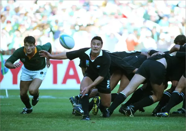 opposing scrum halfs Graeme Bachop and Joost van der Westhuizen during the 1995 Rugby World Cup Final