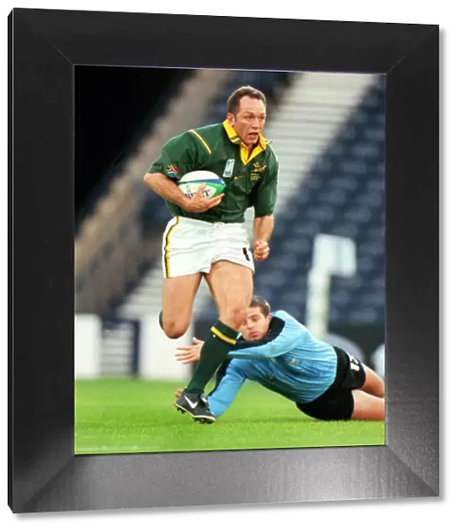 South Africas Brendan Venter makes a break at the 1999 Rugby World Cup