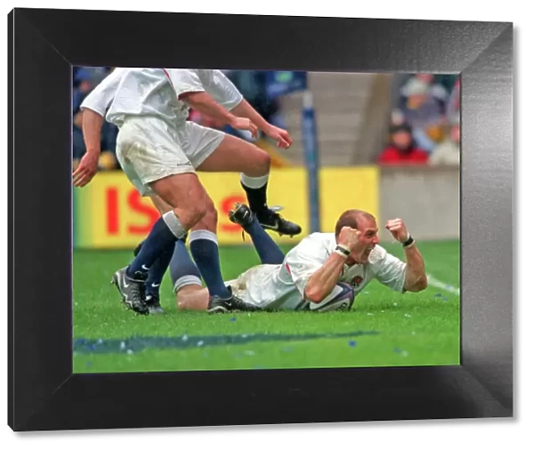 Lawrence Dallaglio scores a try during the 2000 Six Nations