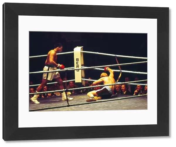Muhammad Ali knocks down Richard Dunn