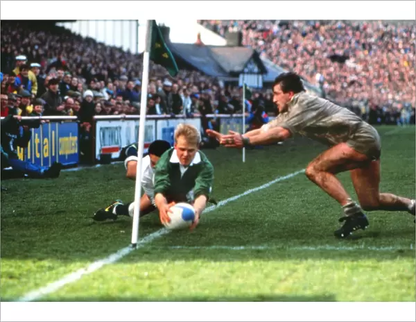 Irelands Simon Geoghegan scores against England - 1991 Five Nations