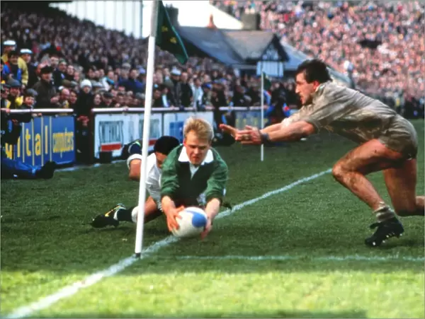Irelands Simon Geoghegan scores against England - 1991 Five Nations