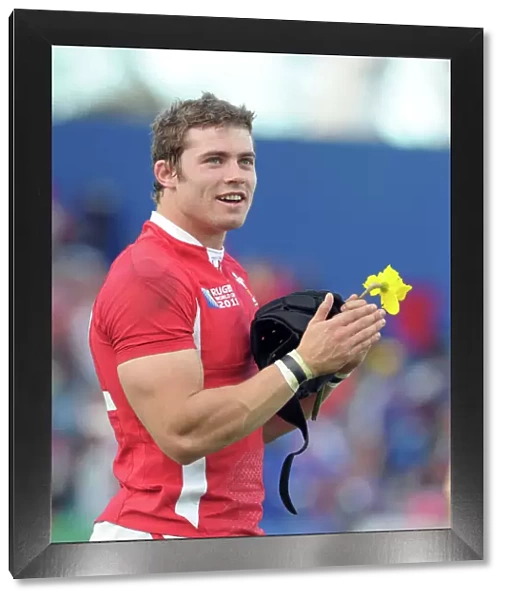Leigh Halfpenny (Wales) holds a daffodil