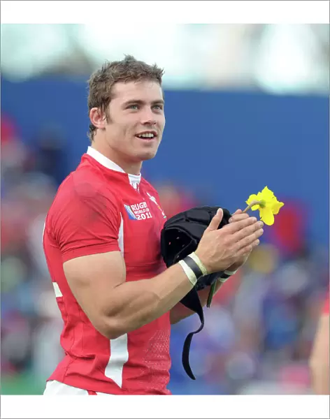 Leigh Halfpenny (Wales) holds a daffodil