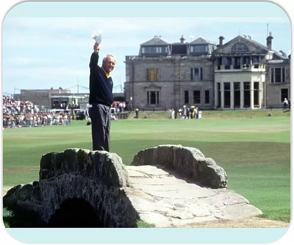 Arnold Palmer waves farewell to St. Andrews in 1995