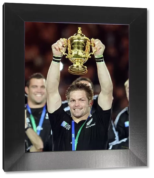 Richie McCaw lifts the Rugby World Cup