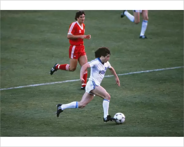 Hamburgs Kevin Keegan runs with the ball during the 1980 European Cup Final
