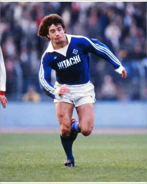 Hamburgs Kevin Keegan on the run against Dusseldorf during the 1978  /  9 Bundesliga