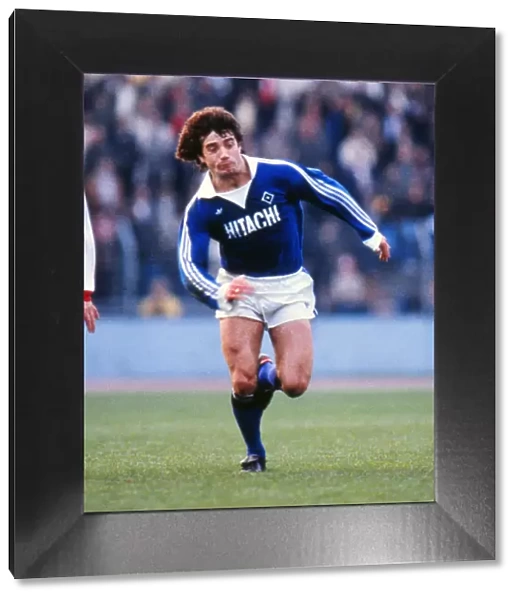 Hamburgs Kevin Keegan on the run against Dusseldorf during the 1978  /  9 Bundesliga