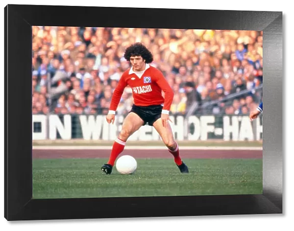 Hamburgs Kevin Keegan takes on Schalke in 1977