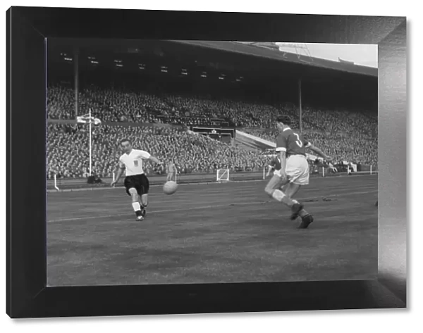 Englands Stanley Matthews crosses the ball against Wales in 1956