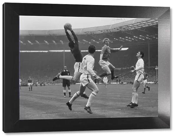 Denis Law challenges Gordon Banks during the 1963 FA Cup Final