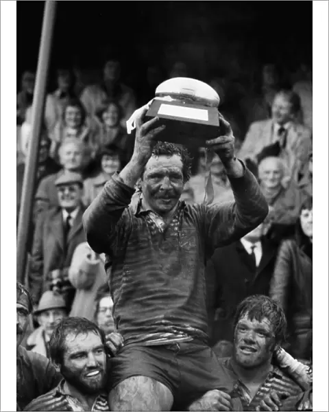 Bill Beaumont lifts the County Championship trophy in 1980