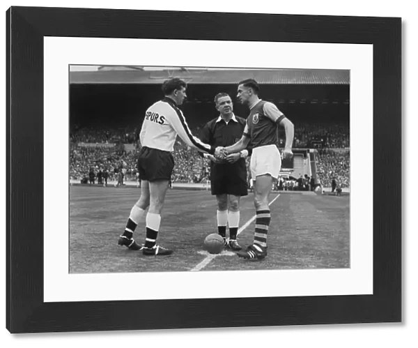 Danny Blanchflower and Jimmy Adamson shake hands before the 1962 FA Cup Final