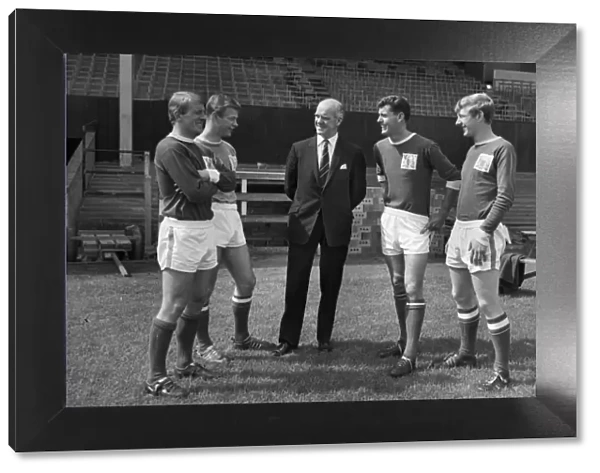 Nottingham Forest players John Barnwell, Bob McKinley, Peter Grummitt and Alan Hinton with manager Johnny Carey during the 1964  /  5 season