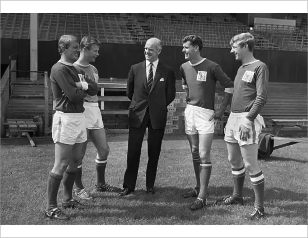 Nottingham Forest players John Barnwell, Bob McKinley, Peter Grummitt and Alan Hinton with manager Johnny Carey during the 1964  /  5 season