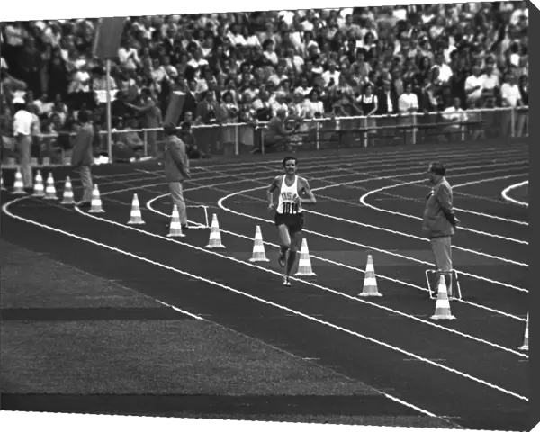 Frank Shorter runs into the stadium before winning the Olympics at the 1972 Munich Olympics