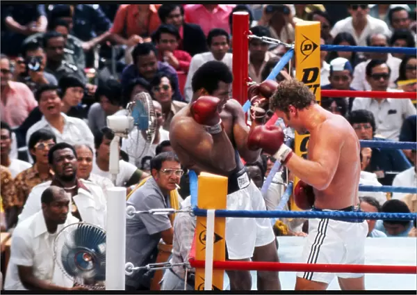 Muhammad Alis team watch on from ringside as their man takes on Joe Bugner in 1975