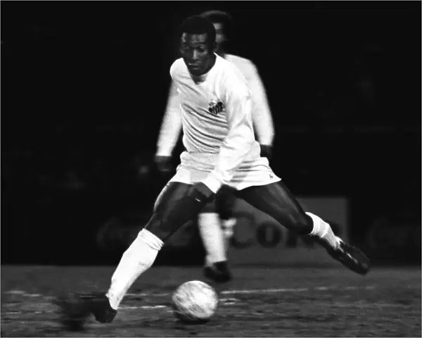Pele plays for Santos against Fulham