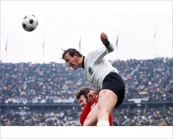 Hans-Georg Schwarzenbeck out-jumps Rodney Marsh in 1972