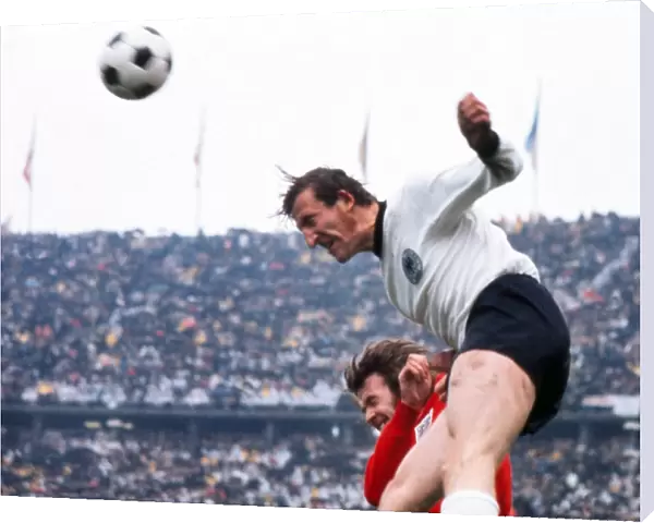 Hans-Georg Schwarzenbeck out-jumps Rodney Marsh in 1972