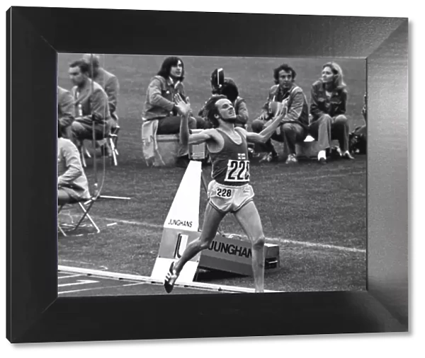 Lasse Viren wins 10, 000m gold at the 1972 Munich Olympics