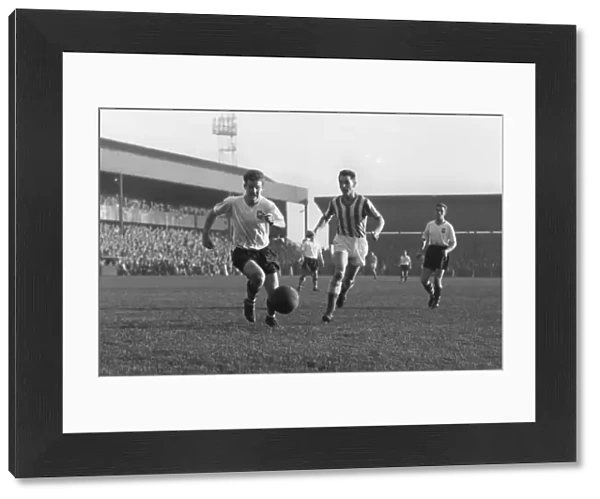 Prestons George Ross and Sunderlands Brian Clough compete for the ball in 1961  /  2